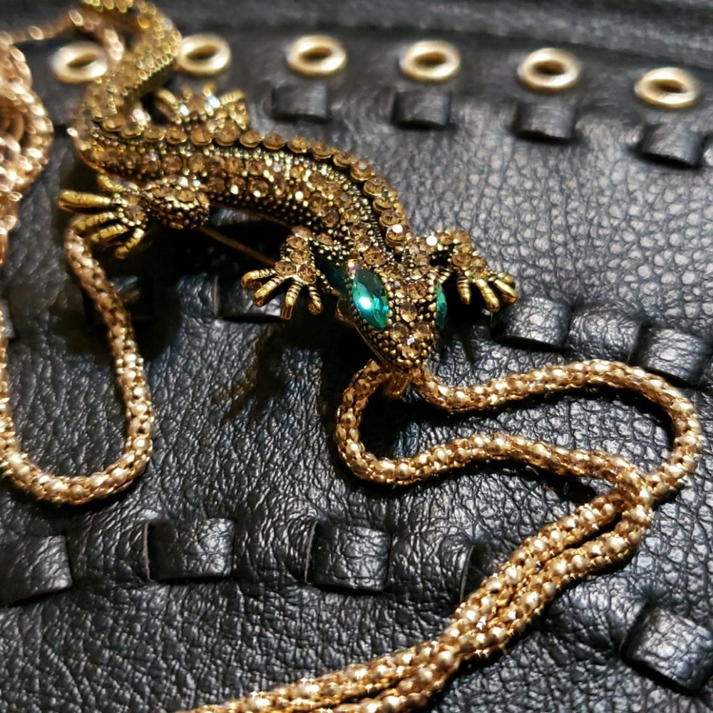 Green eye crystal lizard necklace/brooch